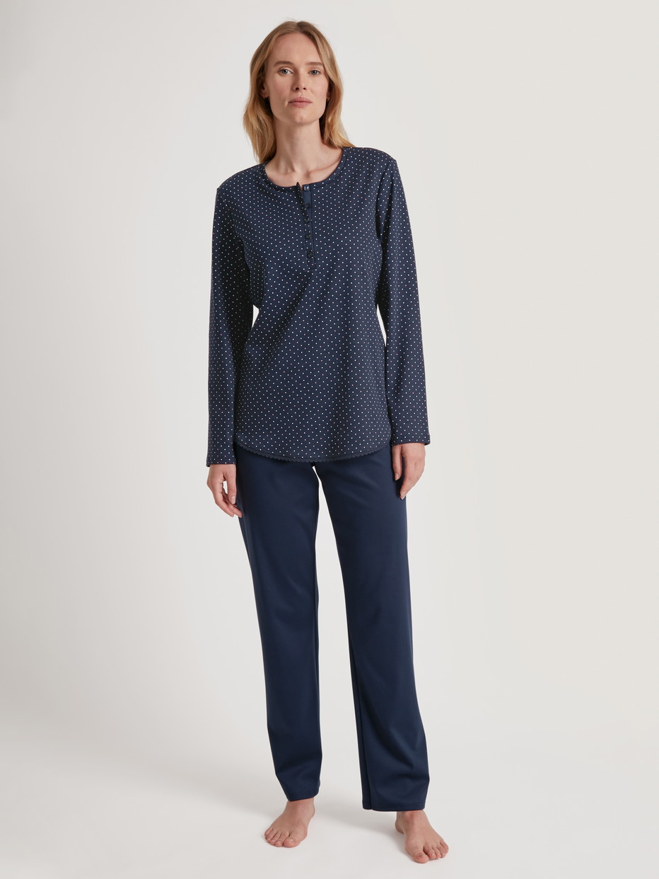 Damen-Model trägt Pyjama aus 100% Baumwolle in Blau, Motiv aus Serie Midnight Dreams von CALIDA, Vorderansicht