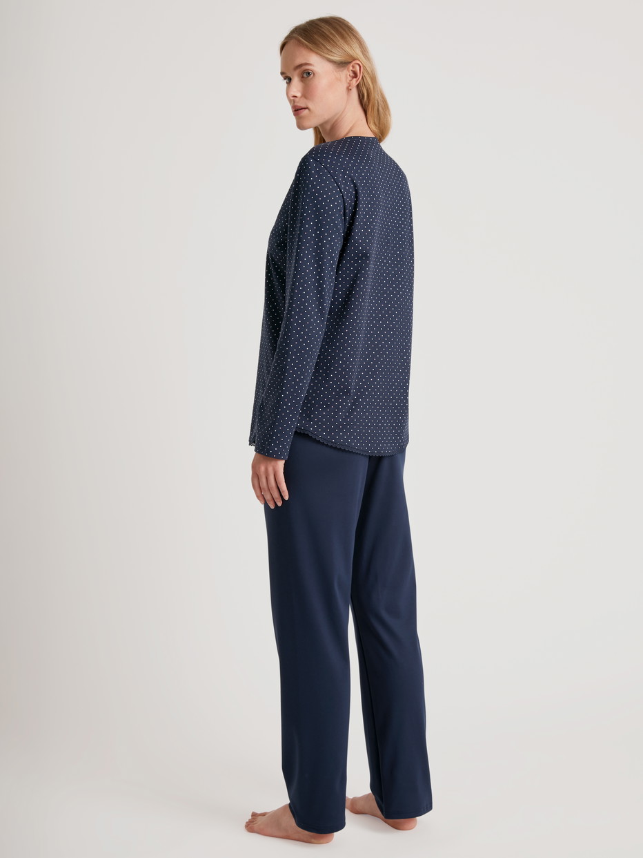 Damen-Model trägt Pyjama aus 100% Baumwolle in Blau, Motiv aus Serie Midnight Dreams von CALIDA, Rückansicht