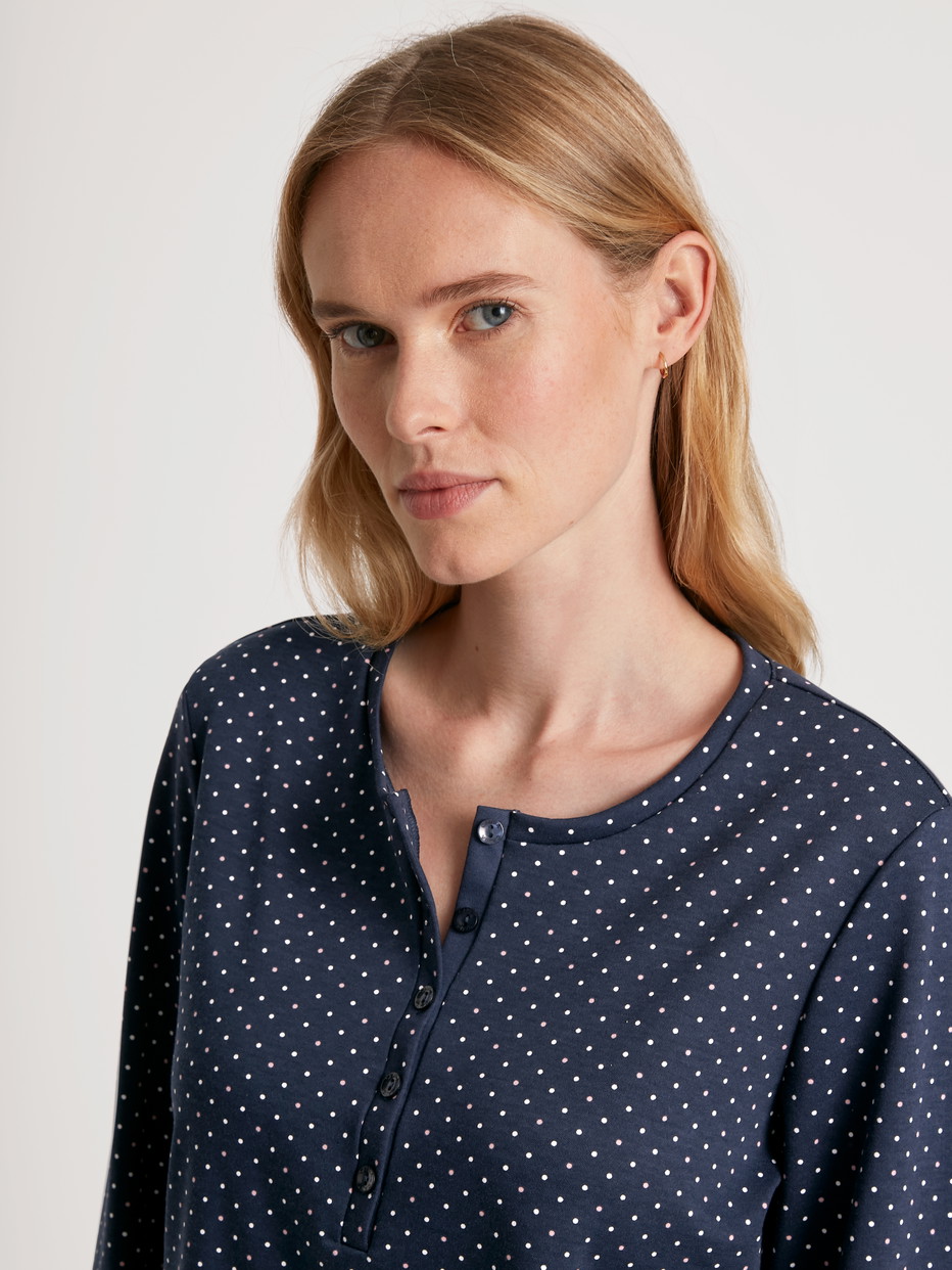 Damen-Model trägt Pyjama aus 100% Baumwolle in Blau, Motiv aus Serie Midnight Dreams von CALIDA, Detail