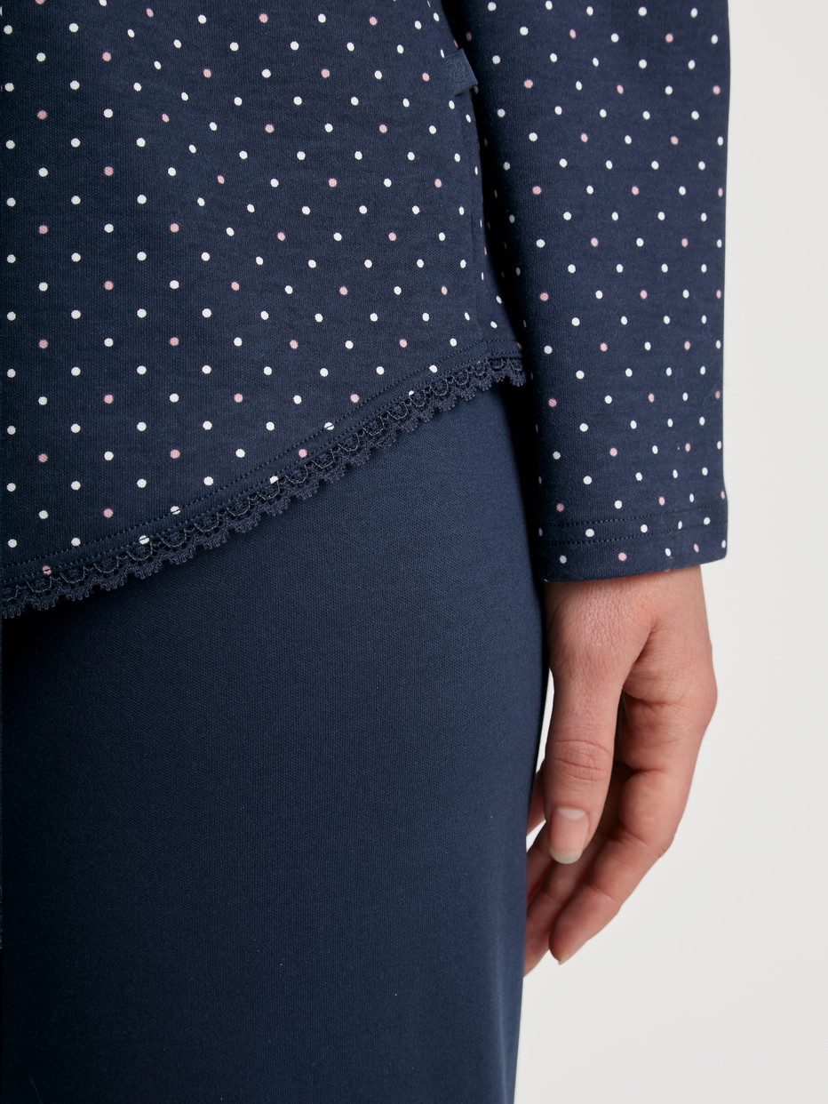 Damen-Model trägt Pyjama aus 100% Baumwolle in Blau, Motiv aus Serie Midnight Dreams von CALIDA, Detail