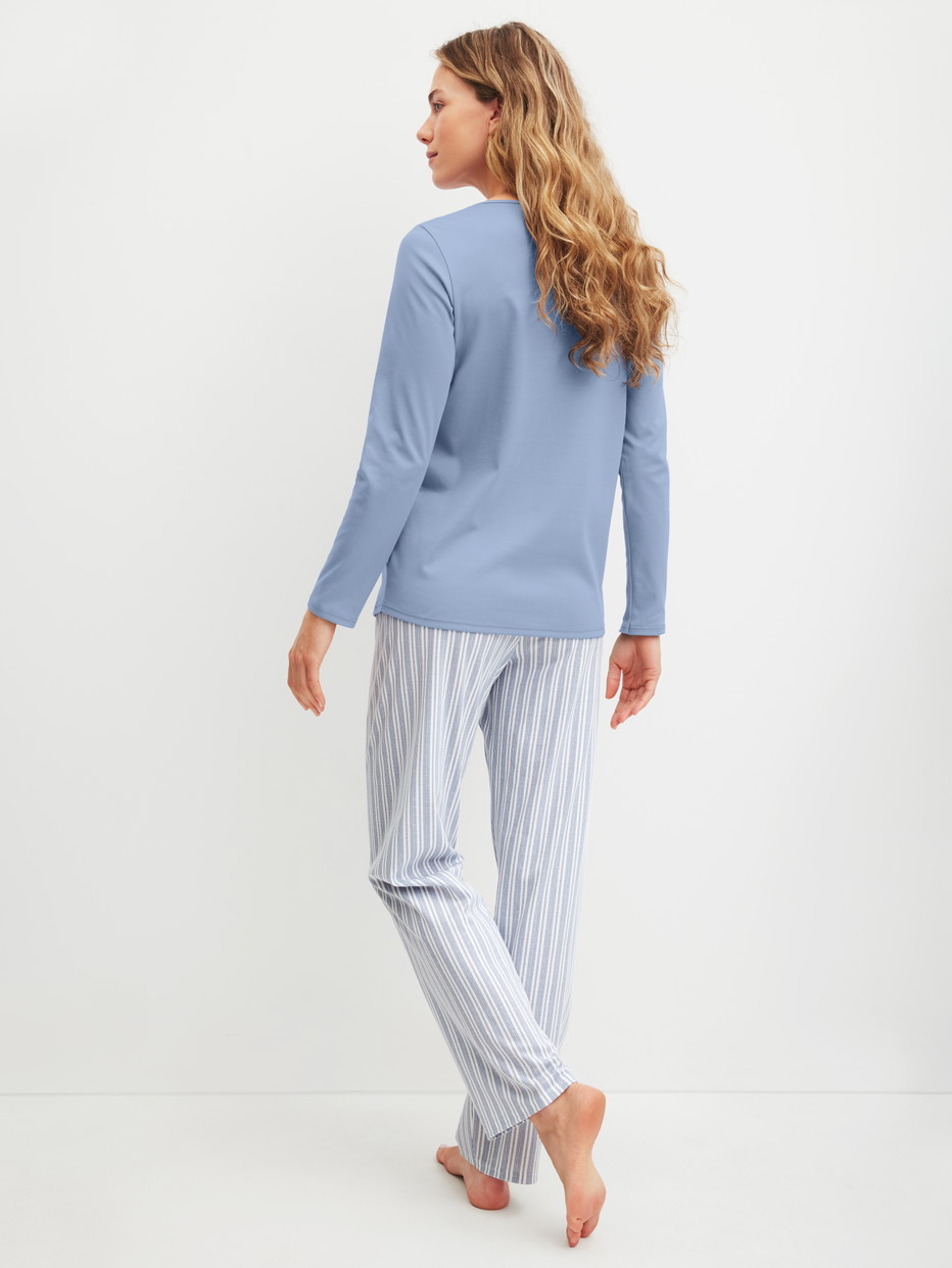 Damen-Model trägt Pyjama, lang aus 100% Baumwolle in Blau, Gestreift aus Serie Striped Dreams von CALIDA, Rückansicht