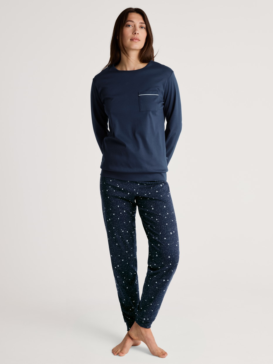 Le mannequin Femme porte le/la Pyjama avec bords élastiques en 100% coton de couleur Bleu, Motif, de la série Sweet Dreams de CALIDA, Vue de face