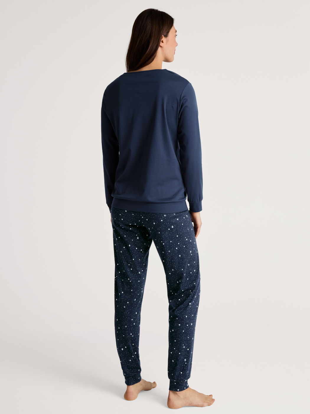 Damen-Model trägt Bündchen-Pyjama aus 100% Baumwolle in Blau, Motiv aus Serie Sweet Dreams von CALIDA, Rückansicht