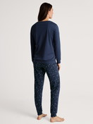 Damen-Model trägt Bündchen-Pyjama aus 100% Baumwolle in Blau, Motiv aus Serie Sweet Dreams von CALIDA, Rückansicht