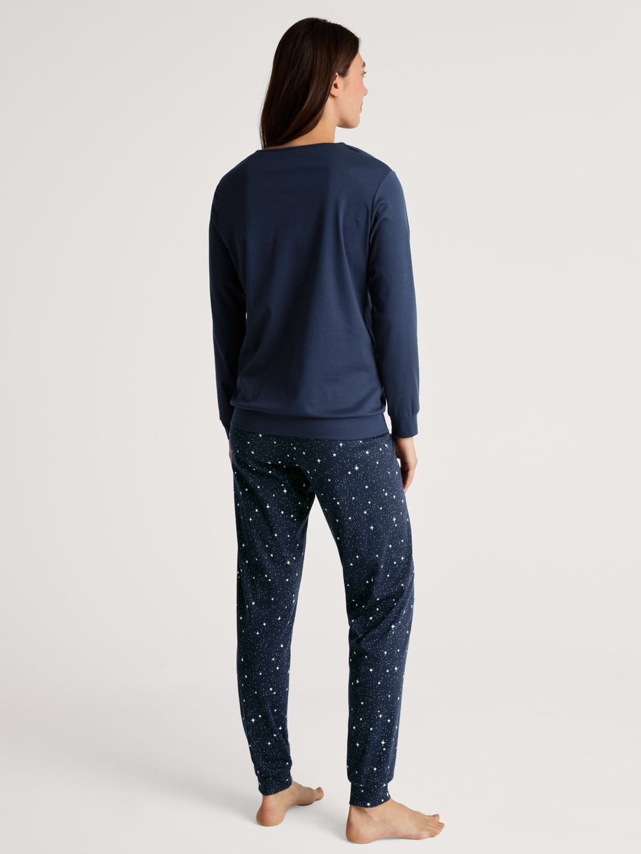 Le mannequin Femme porte le/la Pyjama avec bords élastiques en 100% coton de couleur Bleu, Motif, de la série Sweet Dreams de CALIDA, Vue arrière