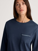 Damen-Model trägt Bündchen-Pyjama aus 100% Baumwolle in Blau, Motiv aus Serie Sweet Dreams von CALIDA, Detail