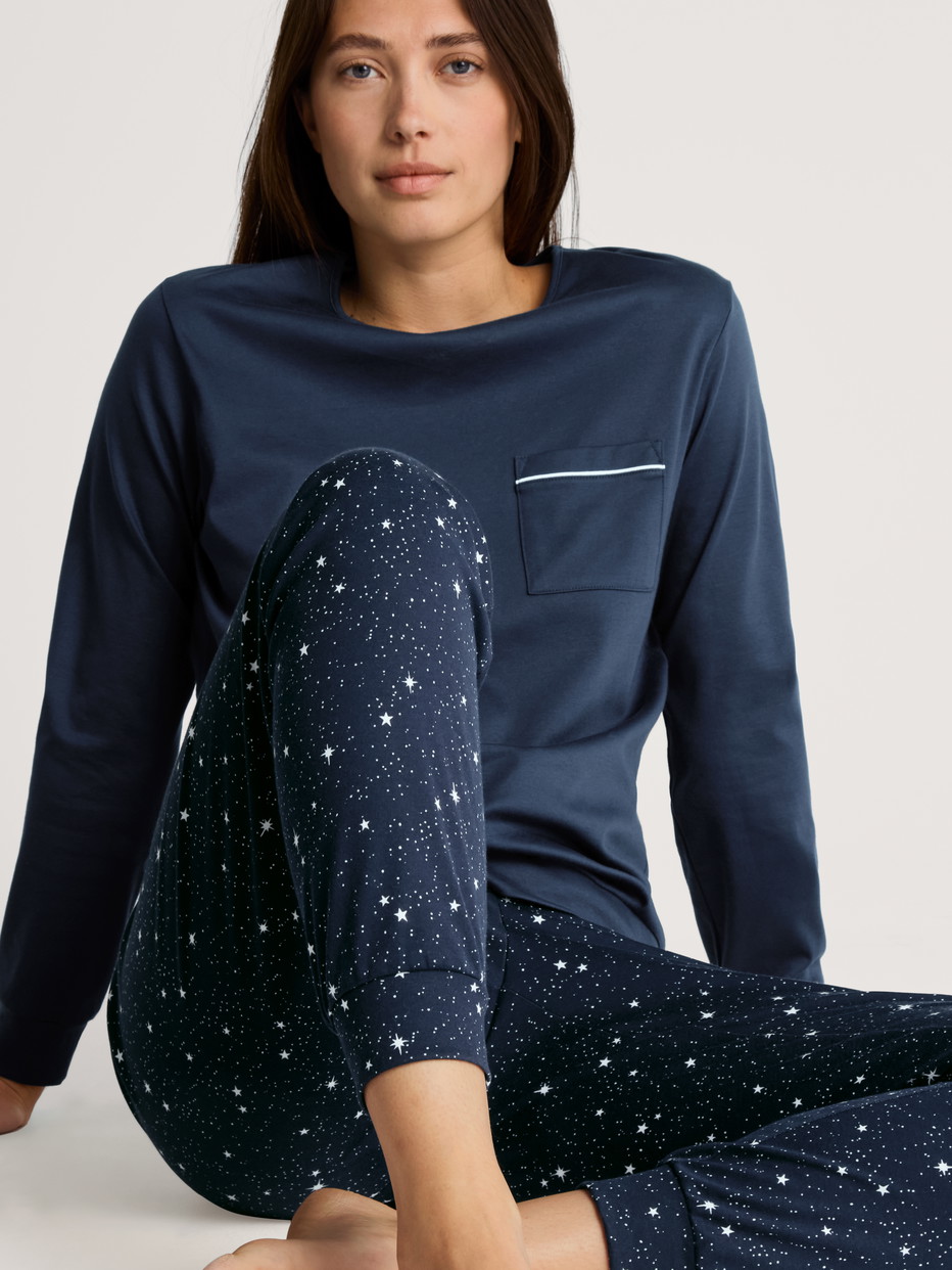Le mannequin Femme porte le/la Pyjama avec bords élastiques en 100% coton de couleur Bleu, Motif, de la série Sweet Dreams de CALIDA, Vue de face