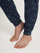 Damen-Model trägt Bündchen-Pyjama aus 100% Baumwolle in Blau, Motiv aus Serie Sweet Dreams von CALIDA, Detail