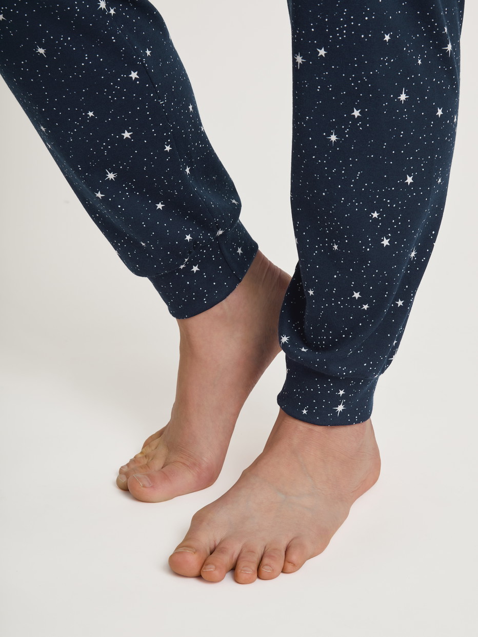 Le mannequin Femme porte le/la Pyjama avec bords élastiques en 100% coton de couleur Bleu, Motif, de la série Sweet Dreams de CALIDA, Détail
