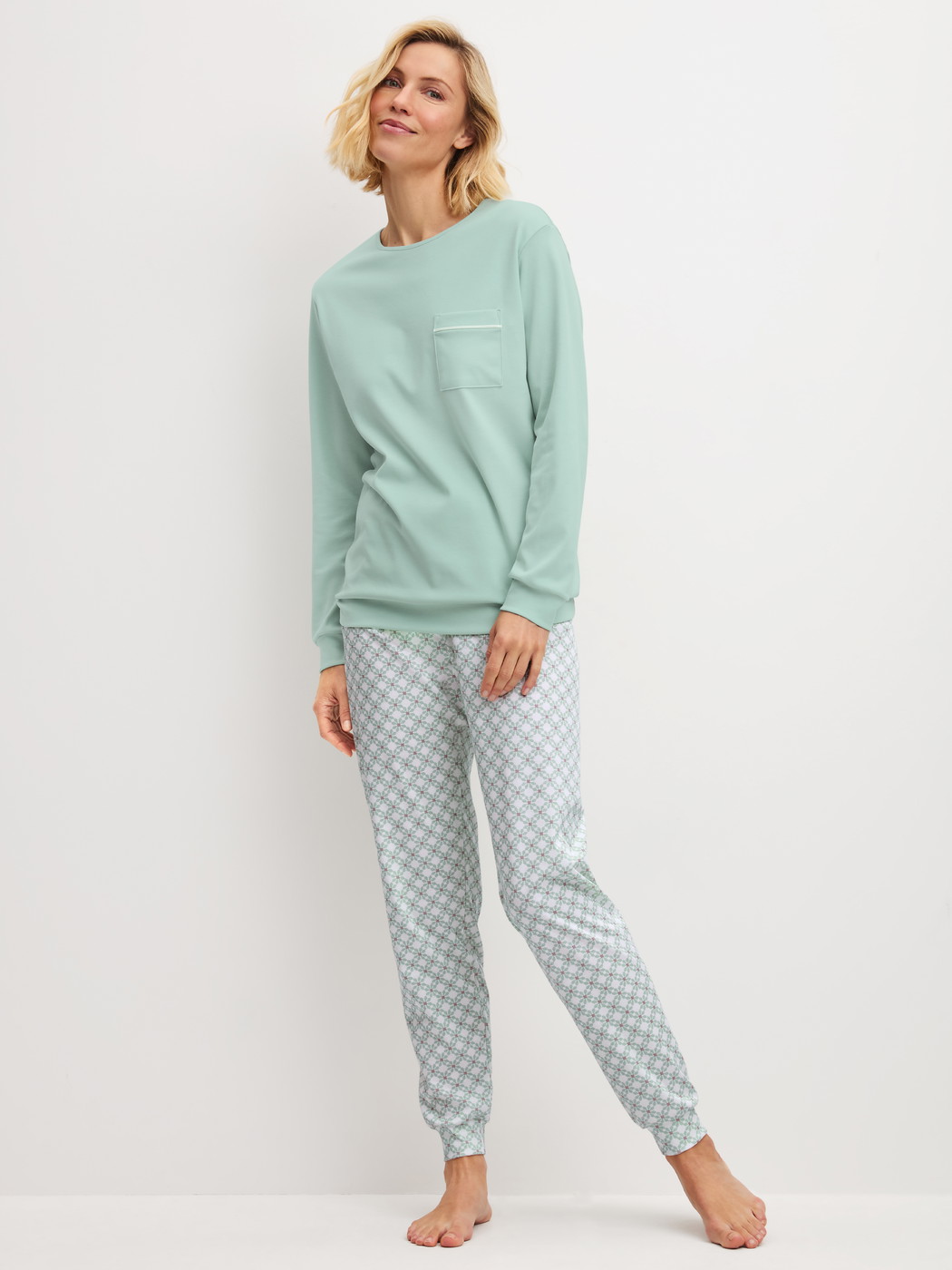 Damen-Model trägt Bündchen-Pyjama aus 100% Baumwolle in Türkis, Gemustert aus Serie Sweet Dreams von CALIDA, Vorderansicht