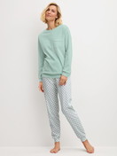 Damen-Model trägt Bündchen-Pyjama aus 100% Baumwolle in Türkis, Gemustert aus Serie Sweet Dreams von CALIDA, Vorderansicht