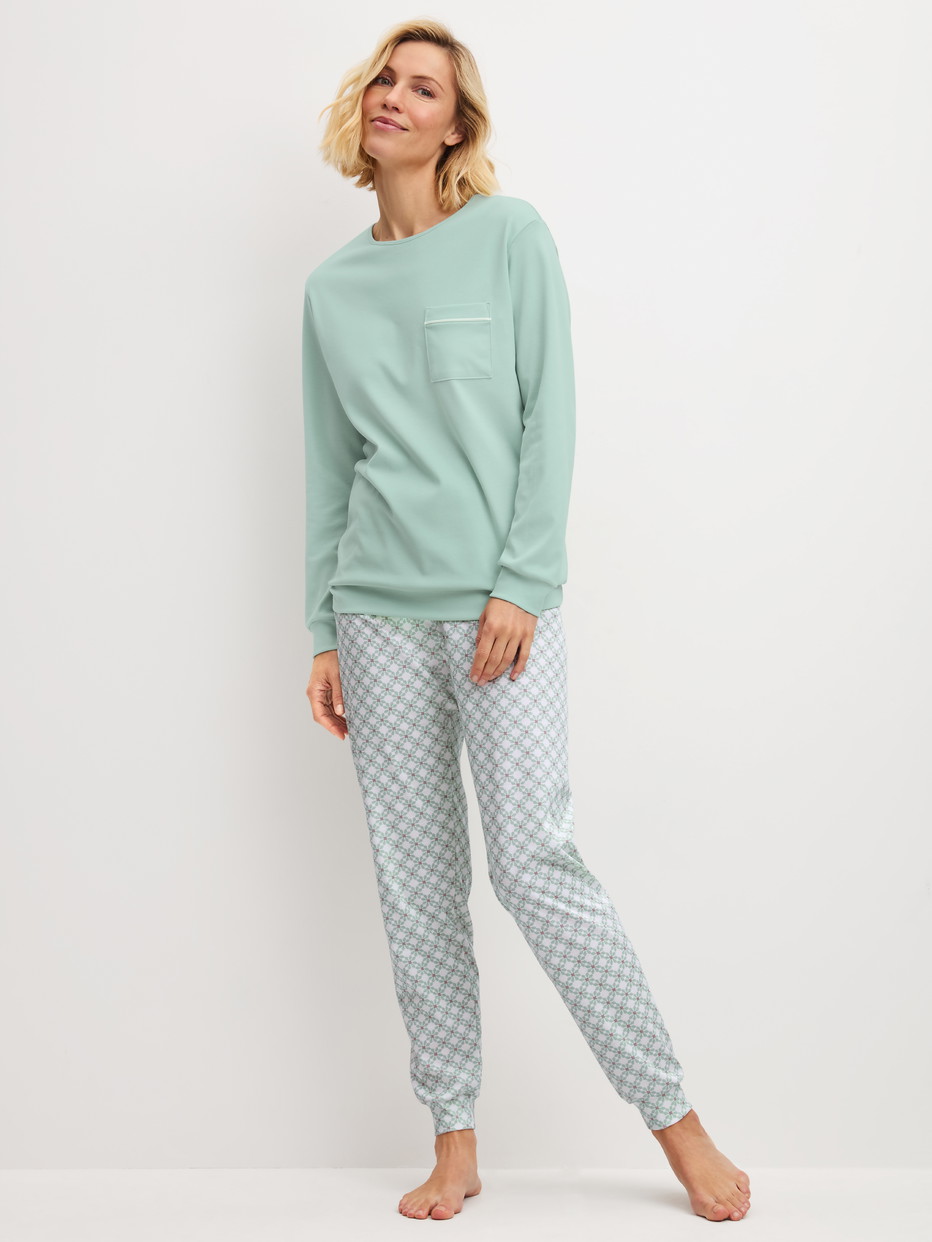 Le mannequin Femme porte le/la Pyjama avec bords élastiques en 100% coton de couleur Turquoise, À motifs, de la série Sweet Dreams de CALIDA, Vue de face