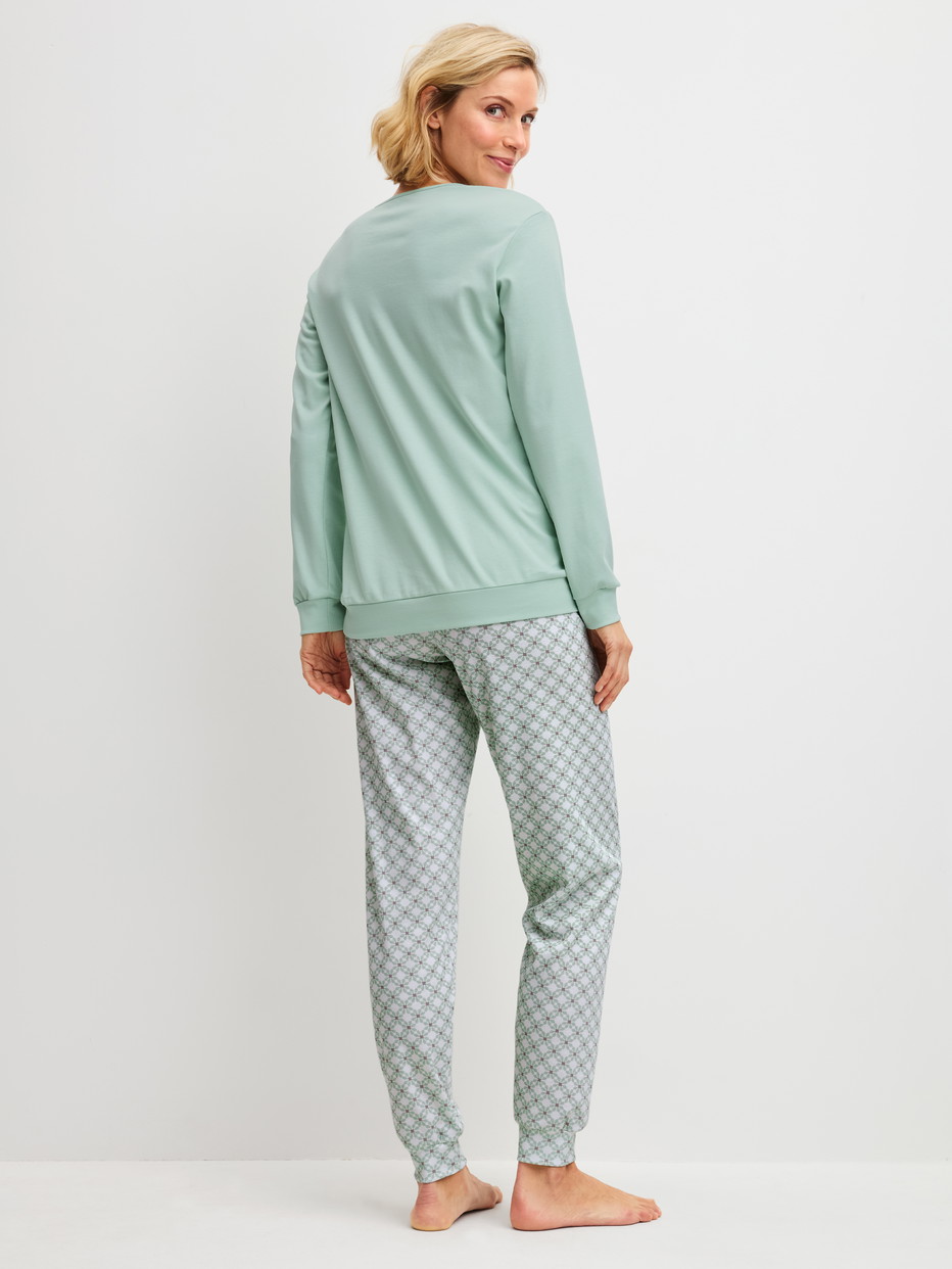 Le mannequin Femme porte le/la Pyjama avec bords élastiques en 100% coton de couleur Turquoise, À motifs, de la série Sweet Dreams de CALIDA, Vue arrière