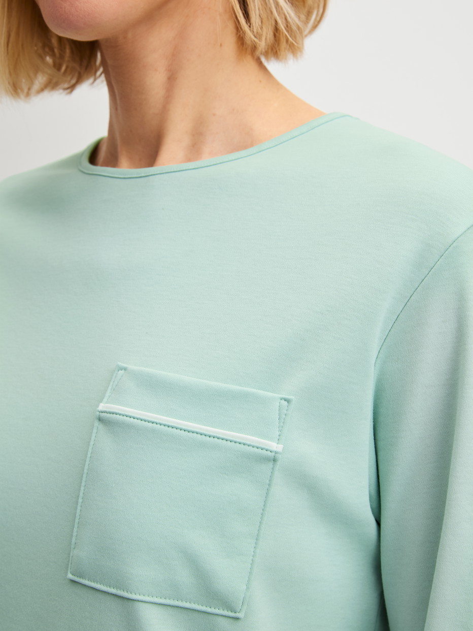 Le mannequin Femme porte le/la Pyjama avec bords élastiques en 100% coton de couleur Turquoise, À motifs, de la série Sweet Dreams de CALIDA, Détail