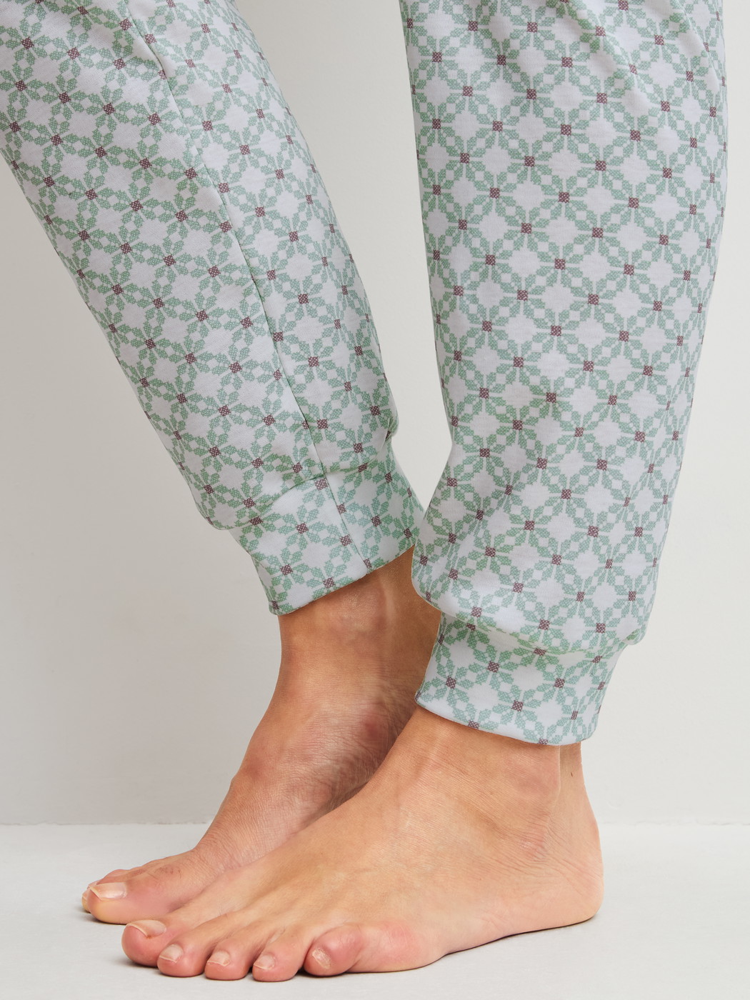 Damen-Model trägt Bündchen-Pyjama aus 100% Baumwolle in Türkis, Gemustert aus Serie Sweet Dreams von CALIDA, Detail