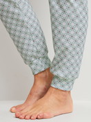 Damen-Model trägt Bündchen-Pyjama aus 100% Baumwolle in Türkis, Gemustert aus Serie Sweet Dreams von CALIDA, Detail