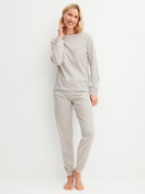 Le mannequin Femme porte le/la Pyjama avec bords élastiques en 100% coton de couleur Beige, Rayée, de la série Sweet Dreams de CALIDA, Vue de face