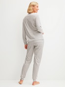 Le mannequin Femme porte le/la Pyjama avec bords élastiques en 100% coton de couleur Beige, Rayée, de la série Sweet Dreams de CALIDA, Vue arrière