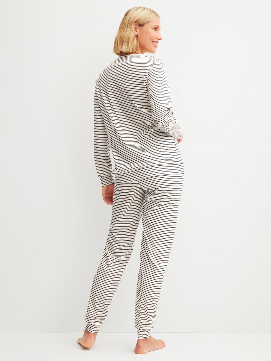 Le mannequin Femme porte le/la Pyjama avec bords élastiques en 100% coton de couleur Beige, Rayée, de la série Sweet Dreams de CALIDA, Vue arrière