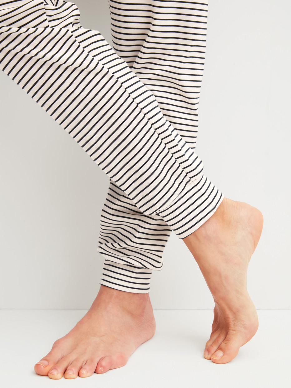 Le mannequin Femme porte le/la Pyjama avec bords élastiques en 100% coton de couleur Beige, Rayée, de la série Sweet Dreams de CALIDA, Détail