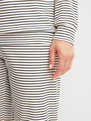 Le mannequin Femme porte le/la Pyjama avec bords élastiques en 100% coton de couleur Beige, Rayée, de la série Sweet Dreams de CALIDA, Détail