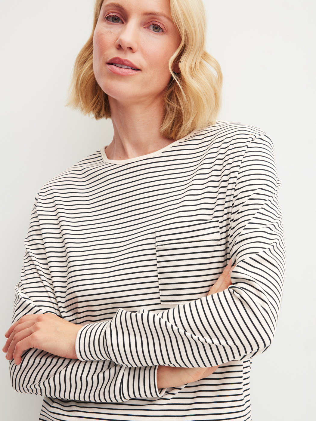 Le mannequin Femme porte le/la Pyjama avec bords élastiques en 100% coton de couleur Beige, Rayée, de la série Sweet Dreams de CALIDA, Détail