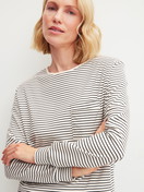 Le mannequin Femme porte le/la Pyjama avec bords élastiques en 100% coton de couleur Beige, Rayée, de la série Sweet Dreams de CALIDA, Détail