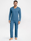 Herren-Model trägt Pyjama, lang aus 100% Baumwolle in Blau, Einfarbig aus Serie Nightwear Xtra von CALIDA, Vorderansicht, KI-generiertes Bild