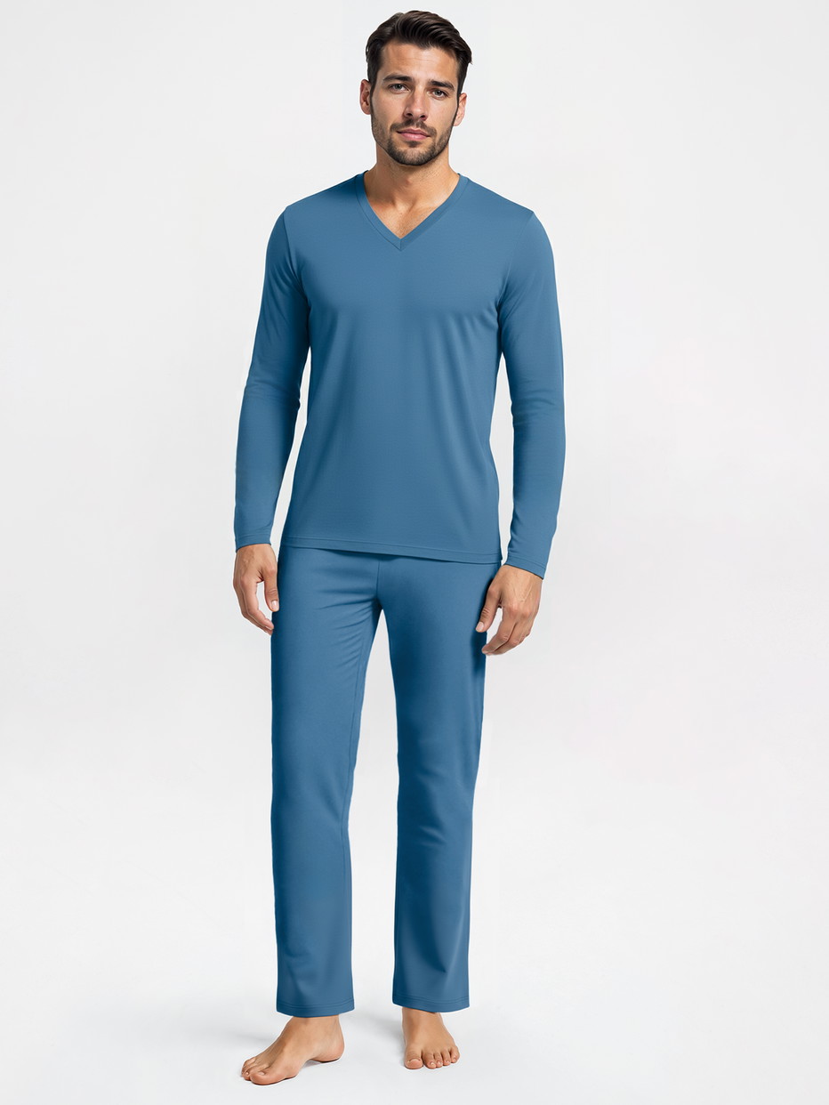 Herren-Model trägt Pyjama, lang aus 100% Baumwolle in Blau, Einfarbig aus Serie Nightwear Xtra von CALIDA, Vorderansicht, KI-generiertes Bild