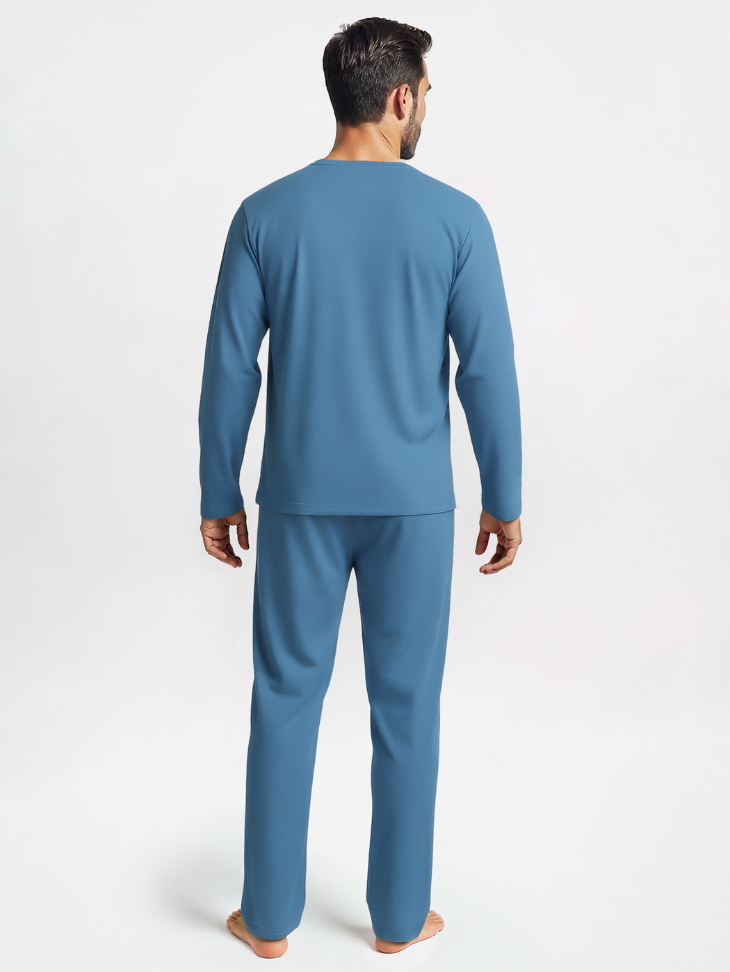 Herren-Model trägt Pyjama, lang aus 100% Baumwolle in Blau, Einfarbig aus Serie Nightwear Xtra von CALIDA, Rückansicht, KI-generiertes Bild