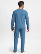 Herren-Model trägt Pyjama, lang aus 100% Baumwolle in Blau, Einfarbig aus Serie Nightwear Xtra von CALIDA, Rückansicht, KI-generiertes Bild