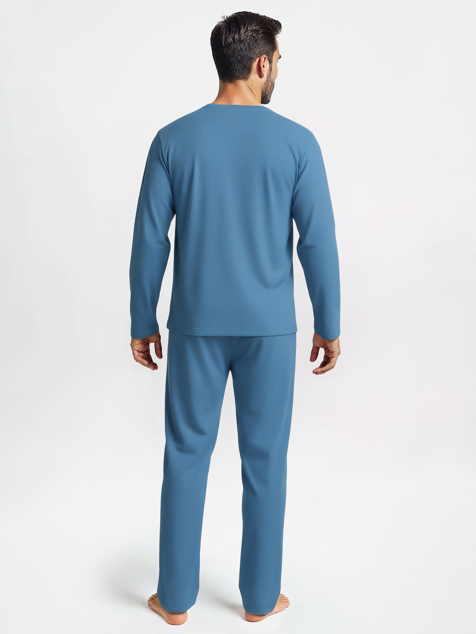 Herren-Model trägt Pyjama, lang aus 100% Baumwolle in Blau, Einfarbig aus Serie Nightwear Xtra von CALIDA, Rückansicht, KI-generiertes Bild