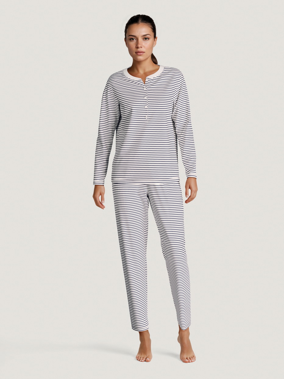 Damen-Model trägt Pyjama, lang aus 100% Baumwolle in Blau, Gestreift aus Serie Season Special von CALIDA, Vorderansicht, KI-generiertes Bild