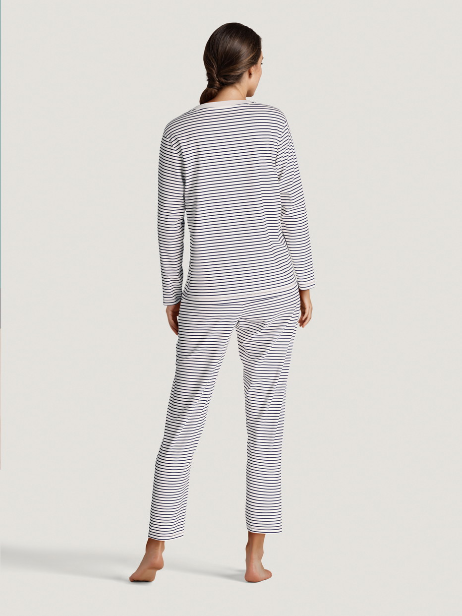 Damen-Model trägt Pyjama, lang aus 100% Baumwolle in Blau, Gestreift aus Serie Season Special von CALIDA, Rückansicht, KI-generiertes Bild