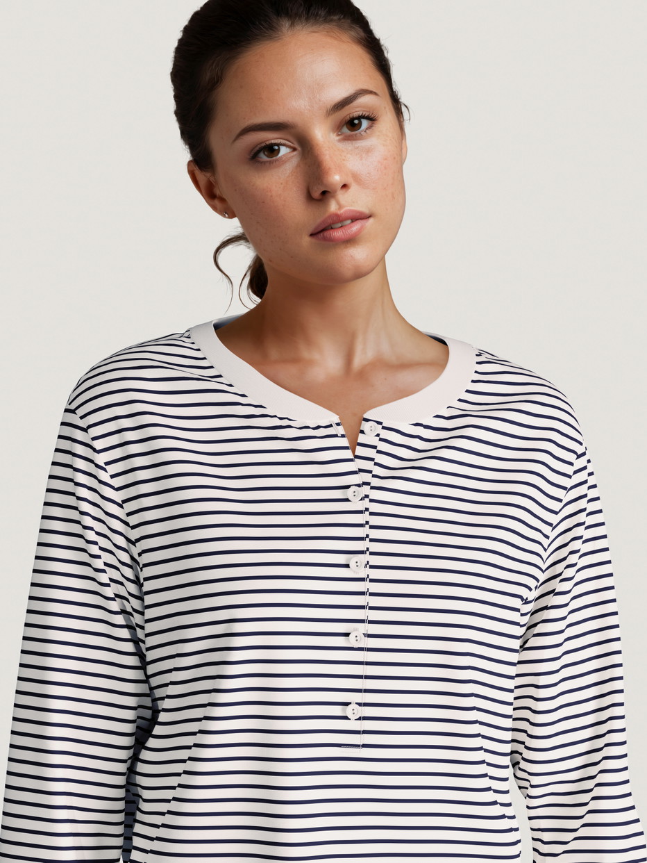 Damen-Model trägt Pyjama, lang aus 100% Baumwolle in Blau, Gestreift aus Serie Season Special von CALIDA, Detail, KI-generiertes Bild