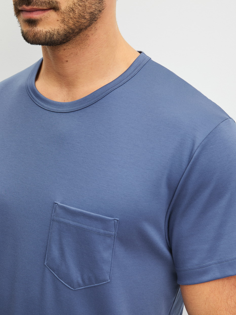 Herren-Model trägt Kurz-Pyjama aus 100% Baumwolle in Blau, Einfarbig aus Serie Relax Choice 1 von CALIDA, Detail