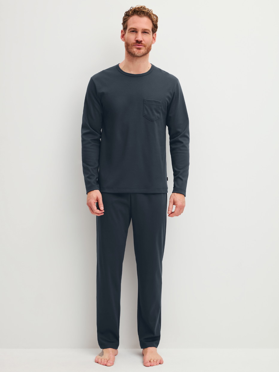 Herren-Model trägt Pyjama, lang aus 100% Baumwolle in Blau, Einfarbig aus Serie Relax Cosy Vibes 3 von CALIDA, Vorderansicht