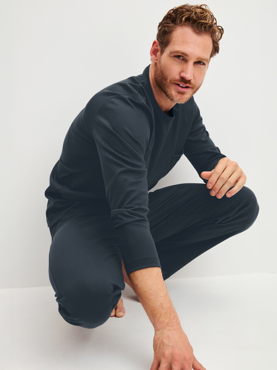 Herren-Model trägt Pyjama, lang aus 100% Baumwolle in Blau, Einfarbig aus Serie Relax Cosy Vibes 3 von CALIDA, Vorderansicht