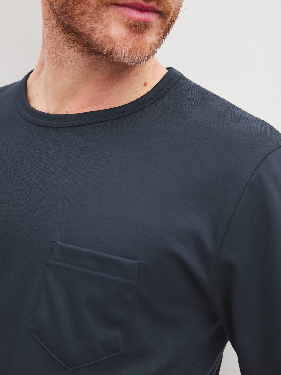 Herren-Model trägt Pyjama, lang aus 100% Baumwolle in Blau, Einfarbig aus Serie Relax Cosy Vibes 3 von CALIDA, Detail