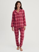 La modella / Il modello Donna indossa Pigiama di flanella, con bottoni in 100% cotone di colore Rosso, A scacchi, della serie Holiday Dreams di CALIDA, Vista frontale