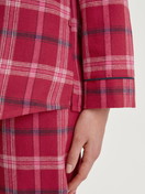 La modella / Il modello Donna indossa Pigiama di flanella, con bottoni in 100% cotone di colore Rosso, A scacchi, della serie Holiday Dreams di CALIDA, Dettaglio