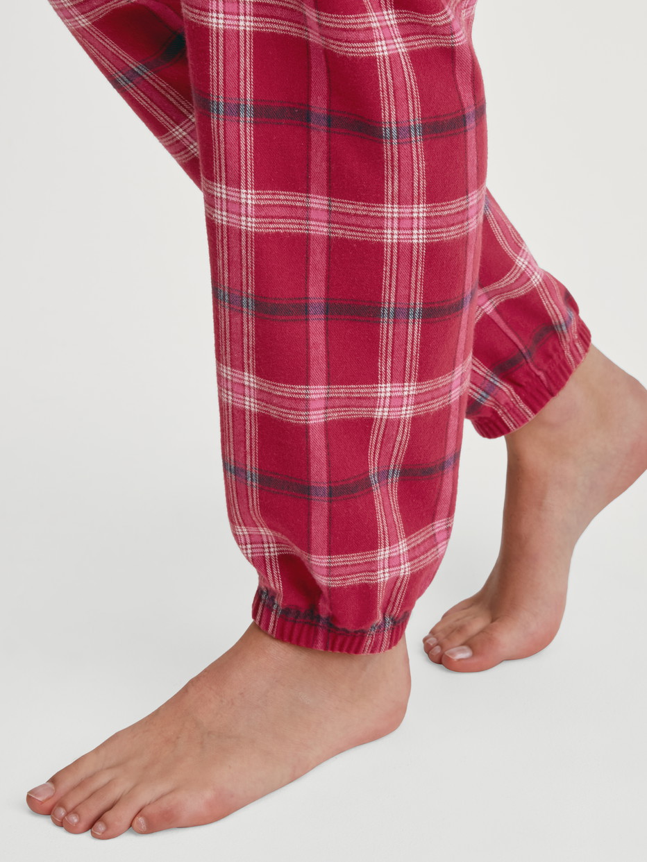 Damen-Model trägt Flanell-Pyjama mit Knöpfen aus 100% Baumwolle in Rot, Kariert aus Serie Holiday Dreams von CALIDA, Detail
