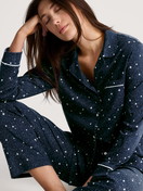 Le mannequin Femme porte le/la Pyjama boutonné sur toute la longueur en 100% coton de couleur Bleu, Motif, de la série Sweet Dreams de CALIDA, Vue de face