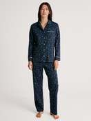 Le mannequin Femme porte le/la Pyjama boutonné sur toute la longueur en 100% coton de couleur Bleu, Motif, de la série Sweet Dreams de CALIDA, Vue de face
