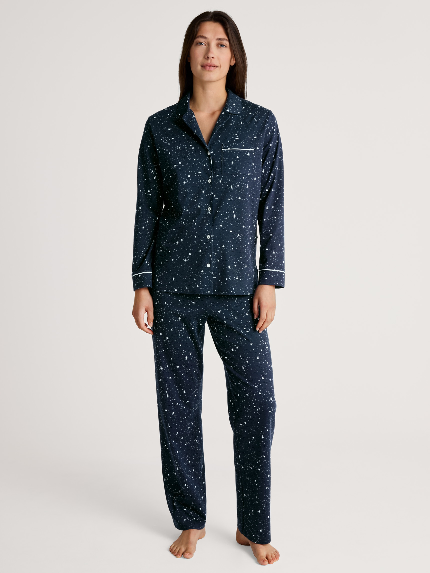 Damen-Model trägt Pyjama, durchgeknöpft aus 100% Baumwolle in Blau, Motiv aus Serie Sweet Dreams von CALIDA, Vorderansicht