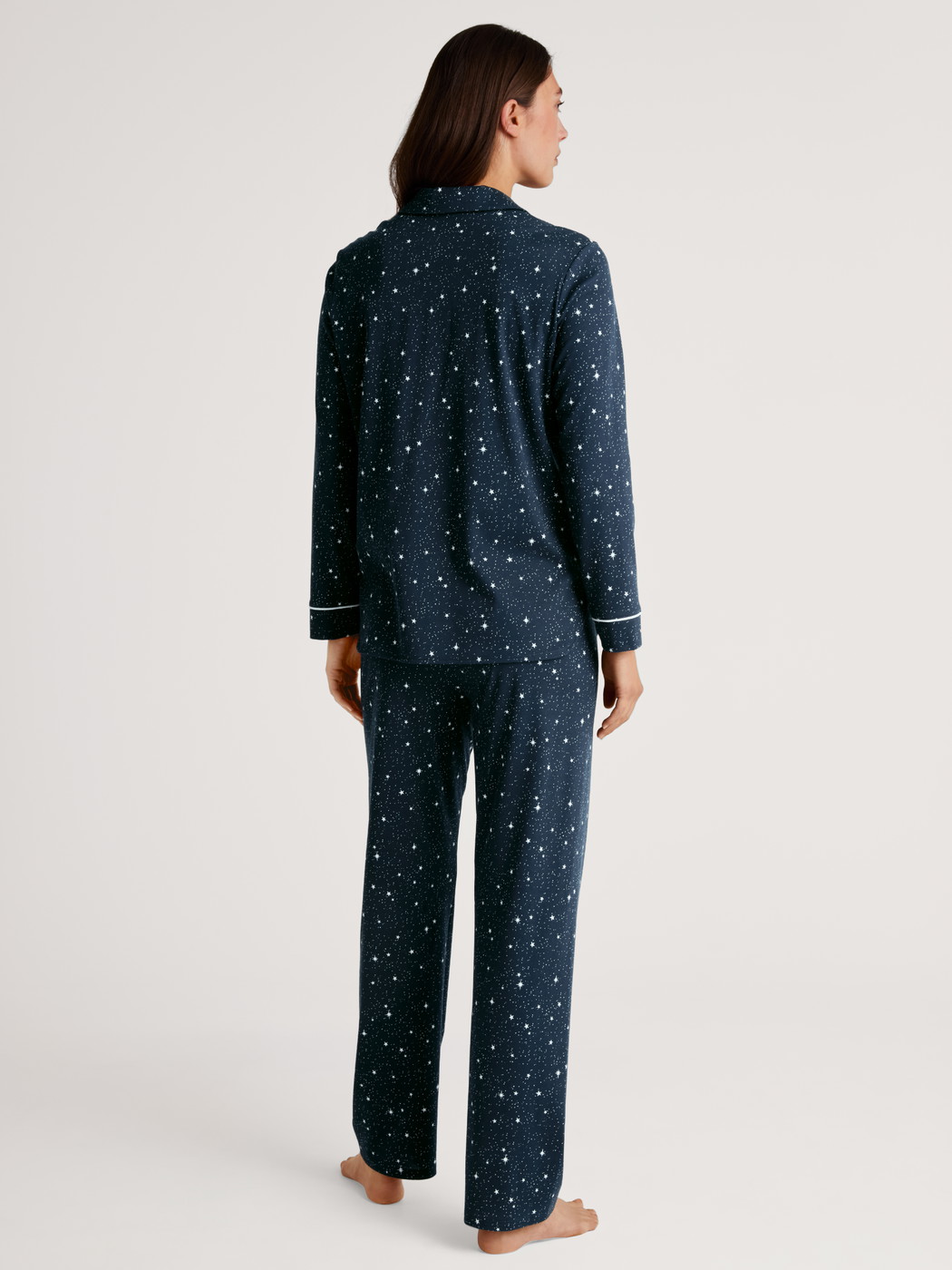 Le mannequin Femme porte le/la Pyjama boutonné sur toute la longueur en 100% coton de couleur Bleu, Motif, de la série Sweet Dreams de CALIDA, Vue arrière