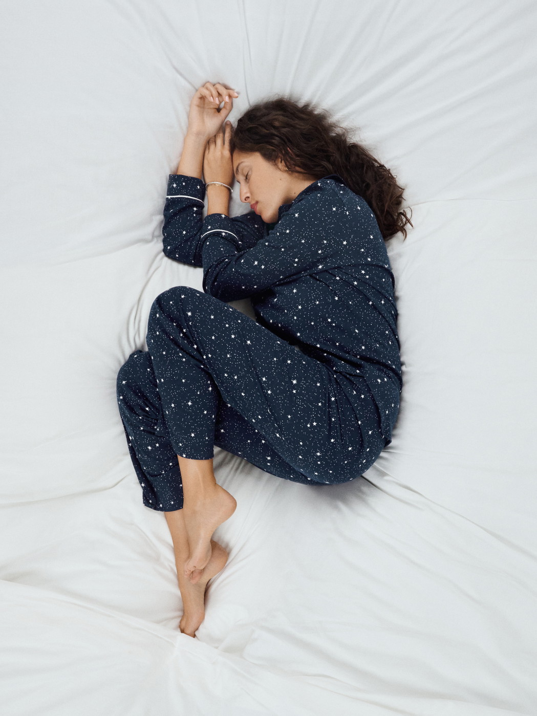 Le mannequin Femme porte le/la Pyjama boutonné sur toute la longueur en 100% coton de couleur Bleu, Motif, de la série Sweet Dreams de CALIDA, Vue de face