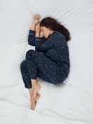 Le mannequin Femme porte le/la Pyjama boutonné sur toute la longueur en 100% coton de couleur Bleu, Motif, de la série Sweet Dreams de CALIDA, Vue de face