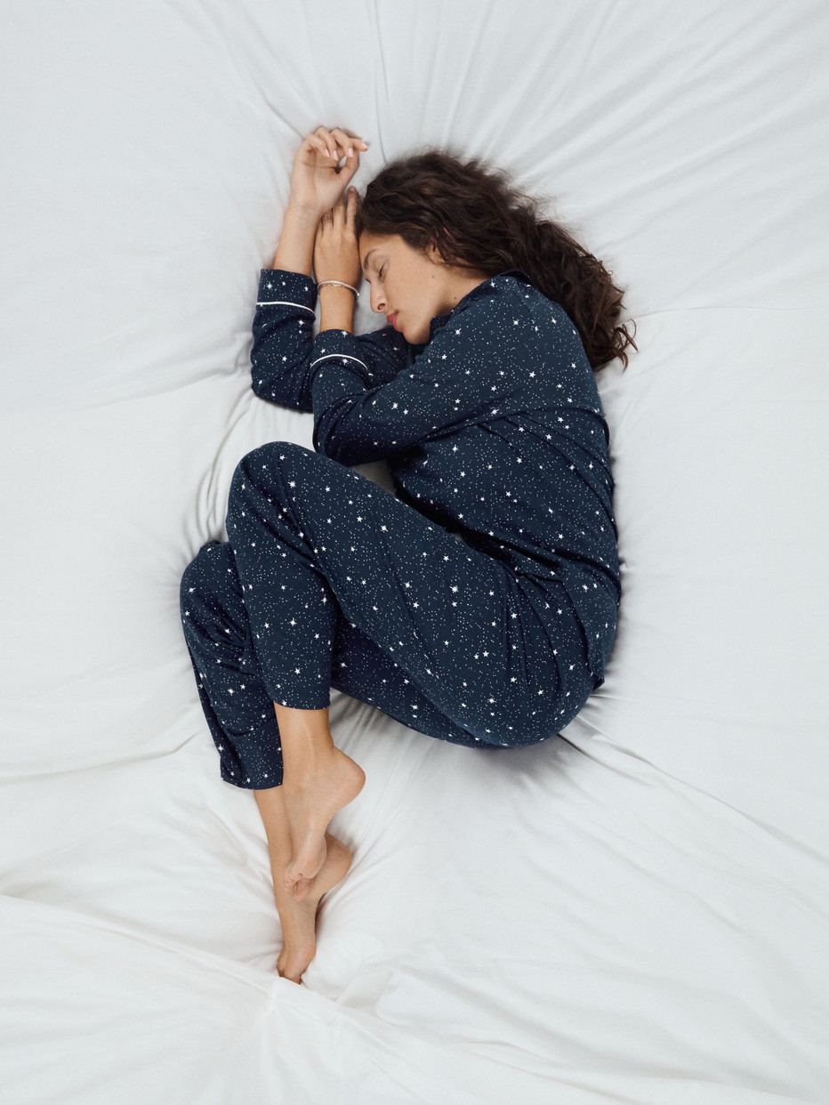 Le mannequin Femme porte le/la Pyjama boutonné sur toute la longueur en 100% coton de couleur Bleu, Motif, de la série Sweet Dreams de CALIDA, Vue de face