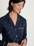 Le mannequin Femme porte le/la Pyjama boutonné sur toute la longueur en 100% coton de couleur Bleu, Motif, de la série Sweet Dreams de CALIDA, Détail